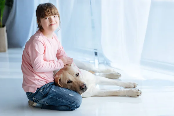 Ragazzo Con Sindrome Accarezzando Cane Labrador Retriever Guardando Fotocamera — Foto Stock