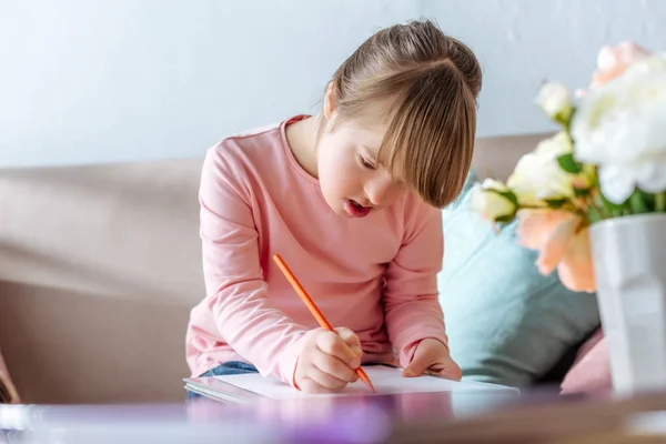 Ребенок Синдромом Дауна Рисует Карандашом Сидя Диване Лицензионные Стоковые Фото
