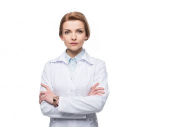Kolları bağlı, beyaz tenli, genç ve çekici bir kadın doktor.