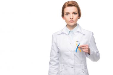 Mavi ve sarı şerit üzerinde beyaz izole Down sendromu kampanya için tutan doktor