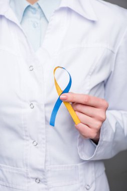 Down Sendromu Günü kurdelesini tutan kadın doktorun yakın çekim görüntüsü 