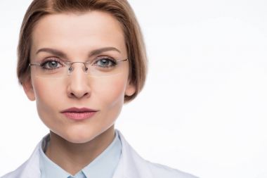 Beyaz izole gözlük güzel kadın doktor