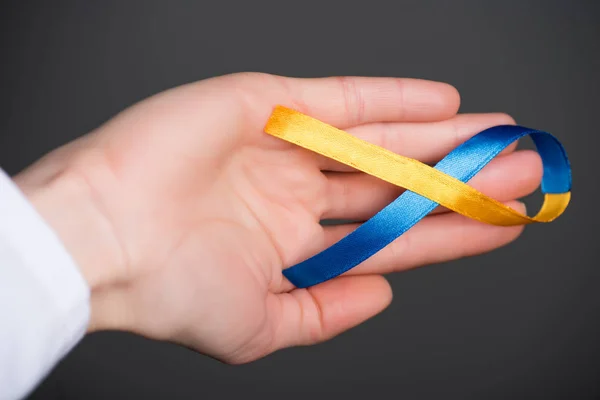 Mano Femminile Con Nastro Syndrome Day Isolato Grigio — Foto stock gratuita