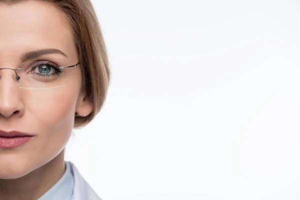 Närbild Kvinnliga Läkare Glasögon Isolerad Vit — Stockfoto