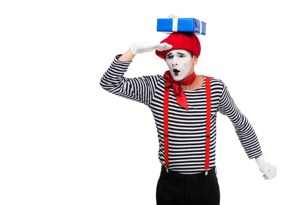 Mime Schaut Weg Mit Geschenkbox Auf Dem Kopf Isoliert Auf — kostenloses Stockfoto