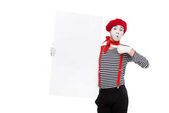 Pantomime zeigt auf leeres Brett isoliert auf weiß 