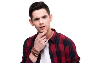 düşünceli adam beyaz izole kamera bakıyor