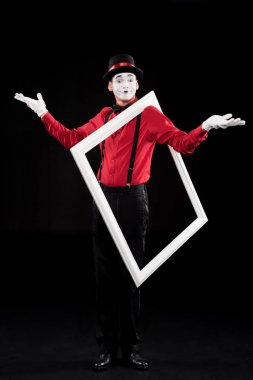 MIME gösteren omuz silkme hareketi ve siyahta izole omuz kare tutan