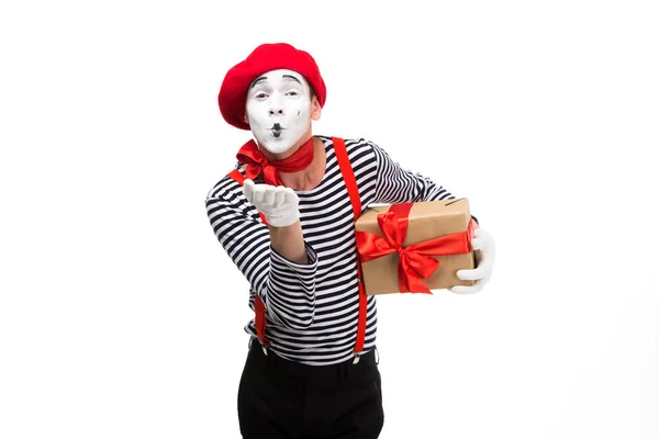 プレゼント ボックスを押しながら白で隔離空気キスを送信する Mime  — 無料ストックフォト