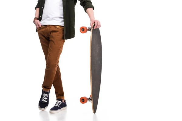 Przycięte Zdjęcie Skater Stojąc Longboard Białym — Darmowe zdjęcie stockowe