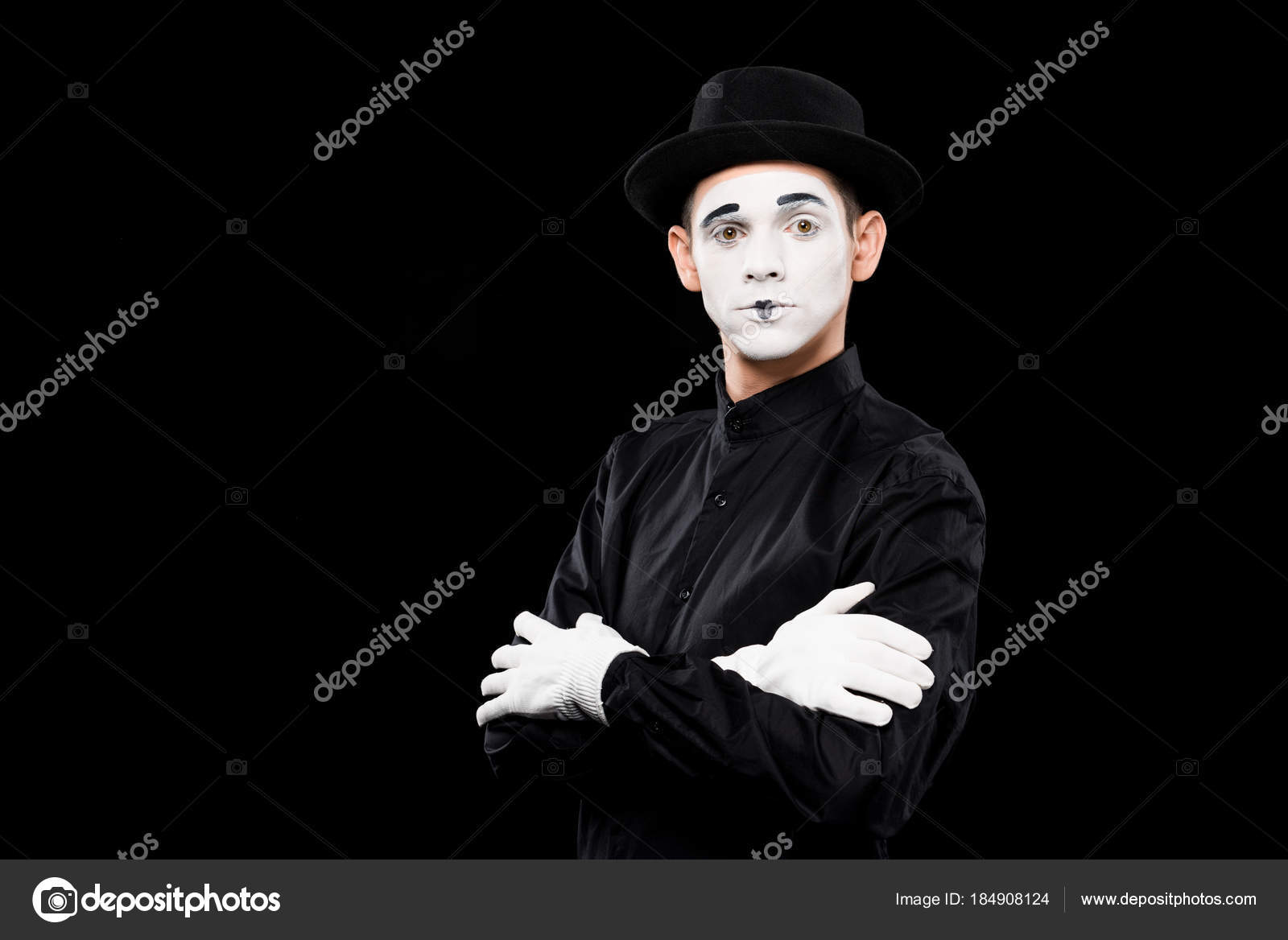 Mime Debout Avec Les Bras Croises Regardant Camera Isolee Sur Image Libre De Droit Par Allaserebrina C