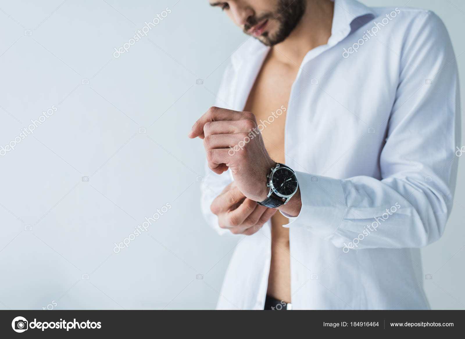 Όμορφος Άνδρας Στο Λευκό Πουκάμισο Που Φοράει Ρολόι Χεριού Απομονώνονται —  Φωτογραφία Αρχείου © AllaSerebrina #184916464