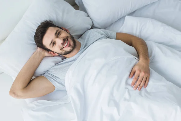 Κάτοψη Του Χαρούμενος Άνθρωπος Ξαπλωμένος Στο Κρεβάτι Πρωί — Φωτογραφία Αρχείου