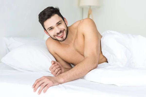 Vrolijke Shirtless Man Ontspannen Bed Ochtend — Stockfoto