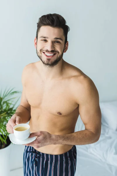 Szczęśliwy Człowiek Shirtless Stoi Sypialni Filiżanki Kawy — Zdjęcie stockowe