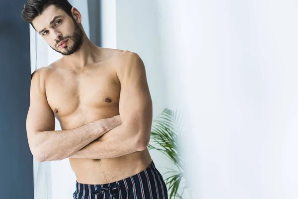 Bonito Sem Camisa Homem Janela Olhando Para Câmera — Fotografia de Stock