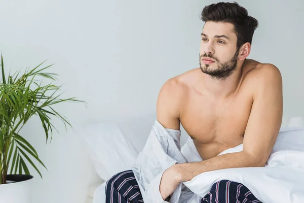 Knappe Nadenkende Man Zijn Shirt Slaapkamer Opstijgen — Stockfoto