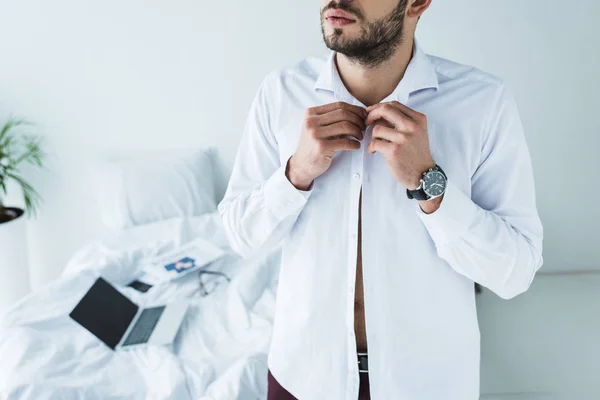 Cropped View Businessman Wearing Shirt Bedroom — Stock Photo, Image