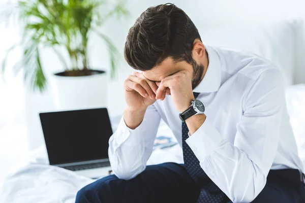 Müder Geschäftsmann Sitzt Mit Laptop Bett — Stockfoto