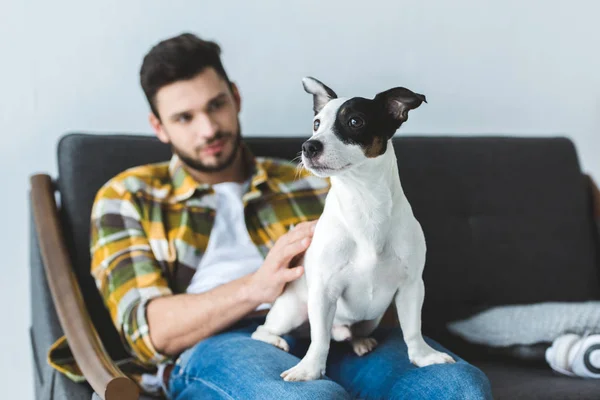 Homem Bonito Camisa Quadriculada Sentado Sofá Com Cão — Fotografia de Stock