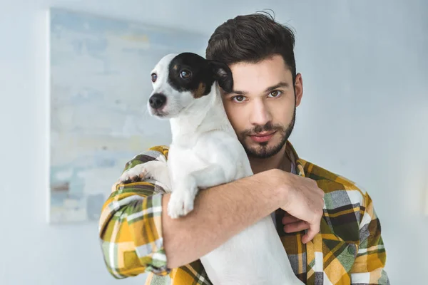 Bonito Homem Segurando Jack Russell Terrier Cão — Fotografia de Stock