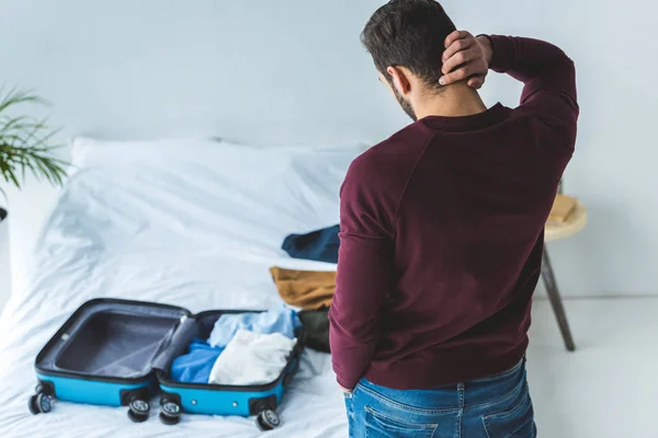 Achteraanzicht Van Nadenkende Man Verpakking Bagage Bed Voor Reizen — Stockfoto