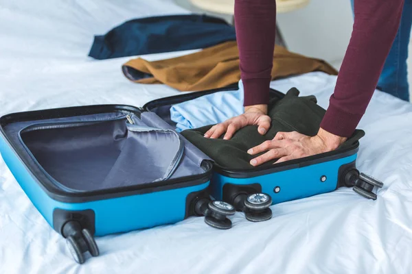 Vista Cortada Homem Que Embala Roupa Saco Viagem — Fotografia de Stock