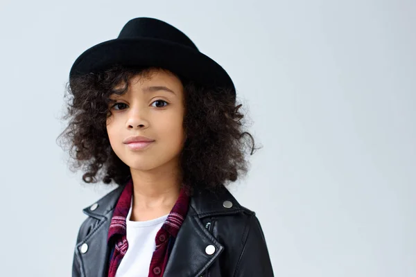 Retrato Primer Plano Niño Pequeño Con Chaqueta Cuero Sombrero Mirando — Foto de Stock