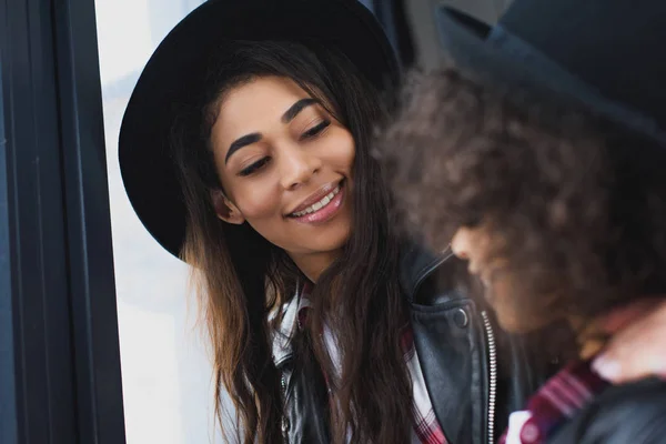 Primer Plano Joven Afroamericana Madre Hija Sombreros — Foto de stock gratuita