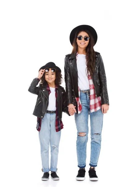 Glückliche Mutter Und Tochter Sonnenbrille Und Ähnlicher Kleidung Die Hände — Stockfoto