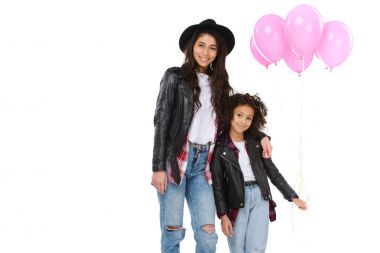 güzel anne ve kızı beyaz izole pembe balonlu benzer kıyafetler