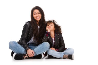 şık anne ve kızı beyaz izole katta oturan deri ceketler