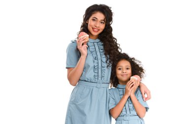 genç anne ve kızı beyaz izole lezzetli kekler