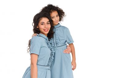 Anne ve kızı kucaklayan ve üzerinde beyaz izole kamera bakıyor