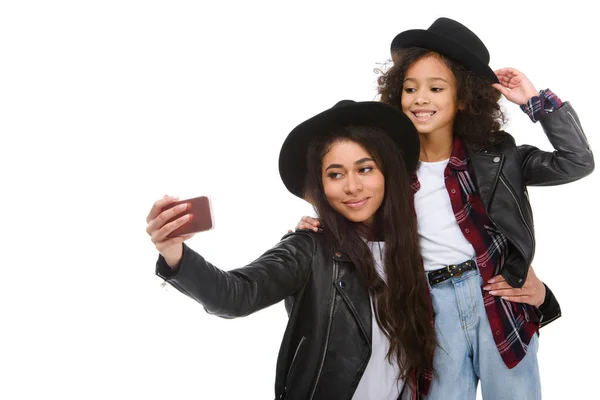 Stijlvolle Moeder Dochter Selfie Met Smartphone Geïsoleerd Wit — Stockfoto