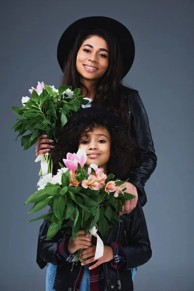 Belle Mère Fille Vestes Chapeaux Cuir Avec Beaux Bouquets Isolés — Photo gratuite