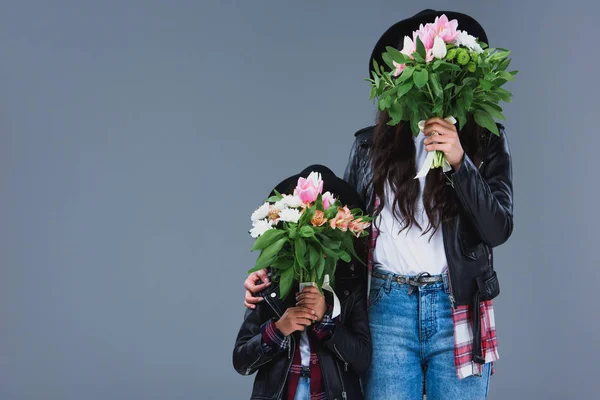 Mère Fille Couvrant Les Visages Bouquets Isolés Sur Gris — Photo