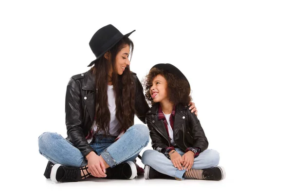 Stilvolle Mutter Und Tochter Lederjacken Und Hüten Sitzen Auf Dem — Stockfoto