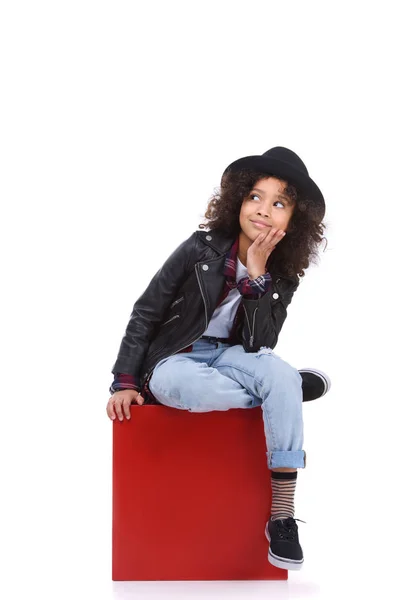 Petit Enfant Réfléchi Assis Sur Cube Rouge Isolé Sur Blanc — Photo