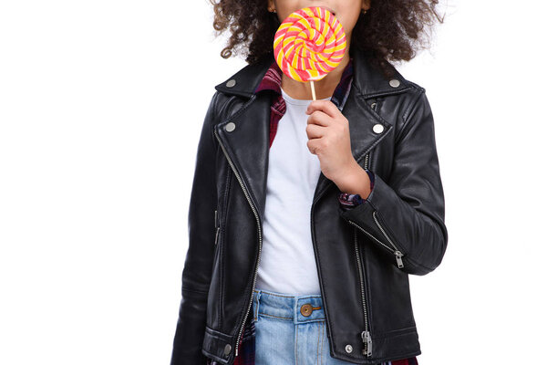 обрезанный снимок маленького ребенка, поедающего леденец, изолированный на белом
