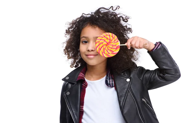 Bellissimo Bambino Che Copre Occhio Con Lecca Lecca Isolato Bianco — Foto Stock