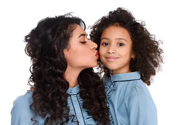 Close Tiro Mãe Beijando Sua Filha Isolada Branco — Fotografia de Stock