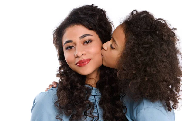 Nahaufnahme Der Tochter Die Ihre Mutter Isoliert Auf Weiß Küsst — Stockfoto