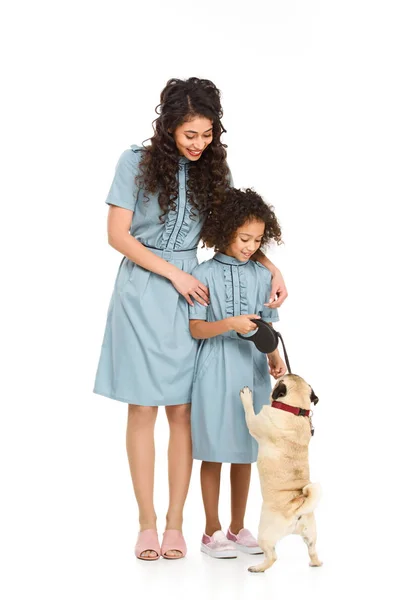 Mère Fille Jouer Avec Chiot Chiot Isolé Sur Blanc — Photo gratuite