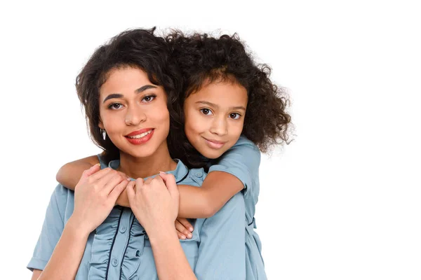 Filha Abraçando Seu Sorriso Mãe Por Trás Isolado Branco — Fotografia de Stock