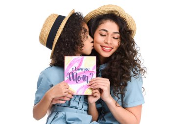 Anneler Günü tebrik kartı annesi beyaz izole öpüşme kızıyla