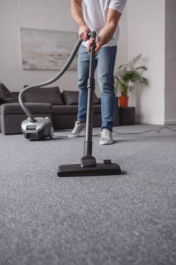 oturma odasında halı vakumlama adamın Resim kırpılmış