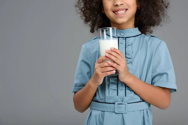Обрізаний Знімок Усміхненої Маленької Дитини Склянкою Молока Ізольовано Сірому — Безкоштовне стокове фото