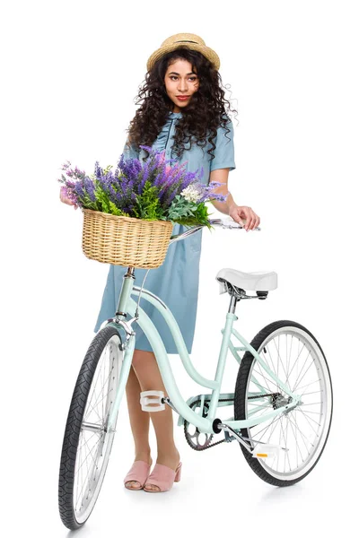 白で隔離の自転車と魅力的な若い女性 — ストック写真