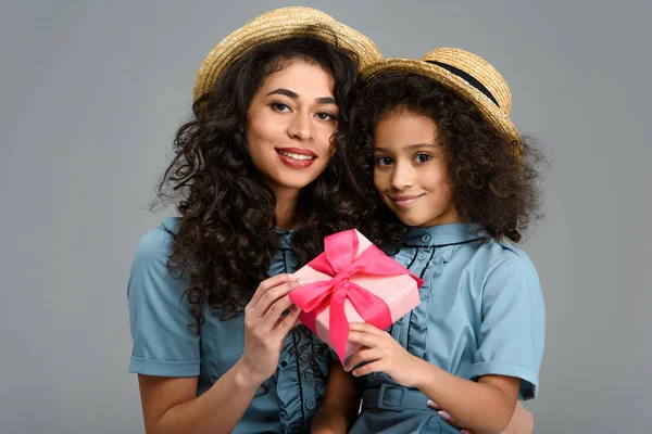 Hermosa Madre Hija Con Caja Regalo Rosa Para Las Madres — Foto de Stock